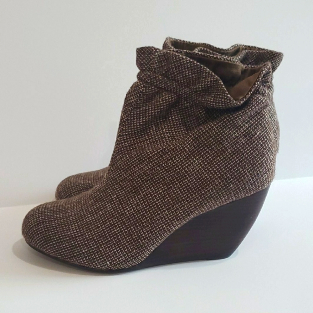 Coconuts By Matisse Wedge Ankle Bootie. Size 7 - image 3